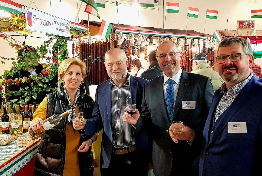 Aus 13 Ländern: Europa ist zu Gast in Plauen - Der 27. Europäische Bauernmarkt läuft. Bis 11. März können tausende Kunden in der Biller-Festhalle in Plauen einkaufen. Foto: Karsten Repert