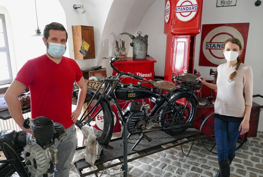 Das Motorradmuseum von Schloss Wildeck spielt in der Arbeit des bisherigen Tourismusleiters Christian Vogel und seiner Nachfolgerin Christiane Schlegel eine wichtige Rolle. Foto: Andreas Bauer