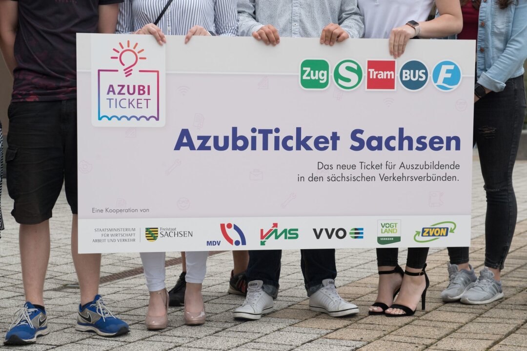 Aus für Azubiticket: Handwerkstag will ermäßigtes D-Ticket - Auszubildende halten ein Transparent mit der Aufschrift "AzubiTicket Sachsen".