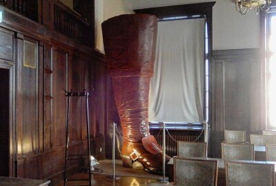 Ausflugstipps: Warum sich ein Besuch in Döbeln lohnt - Der "Döbelner Riesenstiefel"hat eine Höhe von 3,70 Metern. Foto: Maik Bohn