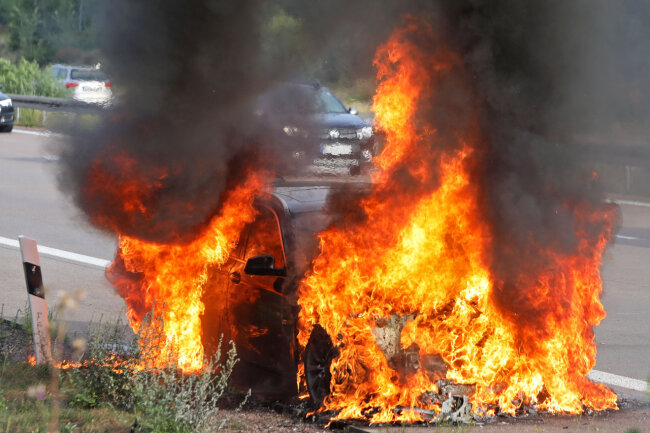 Das Fahrzeug fing während der Fahrt plötzlich Feuer. 