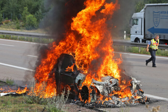 Ausgebranntes Auto: War es ein technischer Defekt? - Das Fahrzeug fing während der Fahrt plötzlich Feuer. 