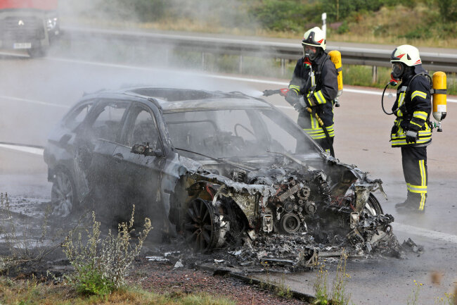 Ausgebranntes Auto: War es ein technischer Defekt? - Das Fahrzeug fing während der Fahrt plötzlich Feuer. 