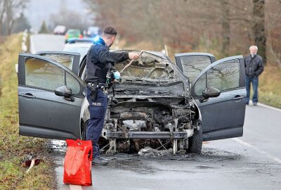 Ausgebranntes Fahrzeug nach Crash auf der B173 - Brennender PKW zwischen Lichtenstein und Mülsen. Foto: Andreas Kretschel