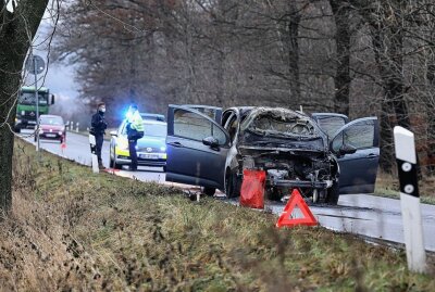 Ausgebranntes Fahrzeug nach Crash auf der B173 - Brennender PKW zwischen Lichtenstein und Mülsen. Foto: Andreas Kretschel