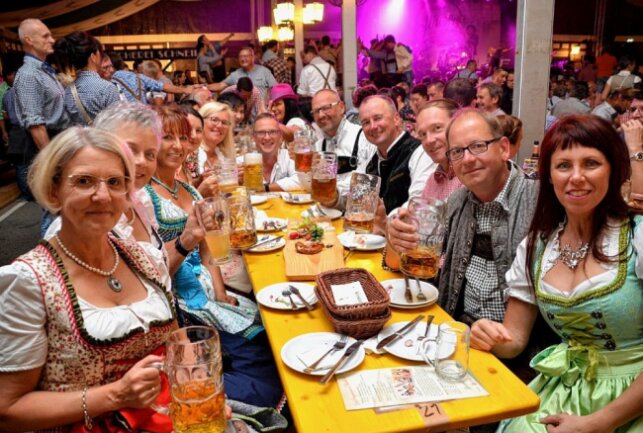Ausgeflippt: Hunderte feiern in Plauen ein Friedensfest! - Die Sternquell Wiesn übertraf alle Erwartungen. Fotos von der Samstagsparty mit den "Fetzentalern" aus Österreich gibt es hier bei Blick.de Fotos: Karsten Repert