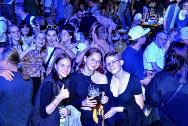 Ausgeflippt: Hunderte feiern in Plauen ein Friedensfest! - Die Sternquell Wiesn übertraf alle Erwartungen. Fotos von der Samstagsparty mit den "Fetzentalern" aus Österreich gibt es hier bei Blick.de Fotos: Karsten Repert