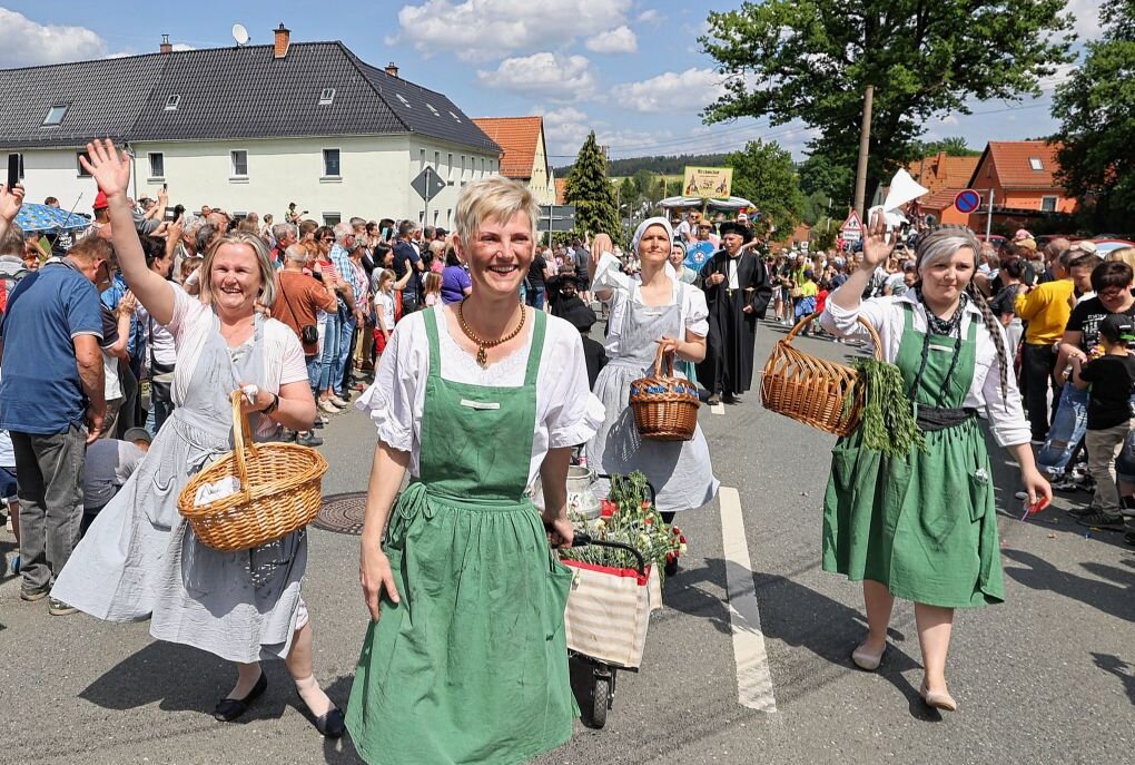 Ausgelassene Stimmung beim Festumzug zum 700. Ortsjubiläum in Neuensalz - Diese fröhlichen Landfrauen hatten beim Umzug jede Menge Spaß. Foto: Thomas Voigt