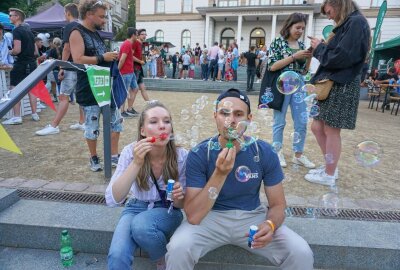 Ausgelassene Stimmung beim Mittweidaer Campusfestival - Zum diesjährigem Campusfestival der Hochschule Mittweida durften die Seifenblasen nicht fehlen. Foto: Sabine Pfeiffer