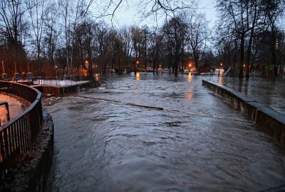 Ausgerechnet an Heiligabend: Hochwasser in Chemnitz - Auch der Schlossteich ist übergetreten. Foto: Erik Frank Hoffmann