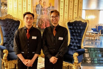 Ausländische Arbeitskräfte: Hotel Alexandra ist Partnerbetrieb! - Minh Anh Nguyen (links) und Duong Y Than (rechts) sind vor einem Jahr aus Vietnam gekommen. Sie lernen in Plauen den Beruf des Hotelfachmanns. Foto: Karsten Repert