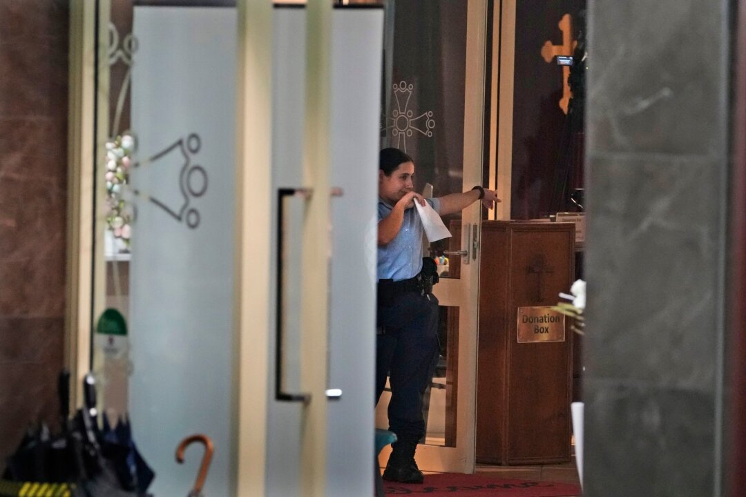 Ausschreitungen nach Terrorangriff auf Bischof in Sydney - Eine Polizistin bei der Spurensuche in der Christ the Good Shepherd Church in Wakeley.