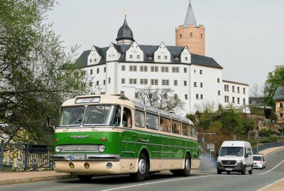 Außergewöhnliche Bus-Tour verbindet vier bekannte Fahrzeug-Museen - Hier hat sich der Ikarus gerade auf Schloss Wildeck auf den Weg gemacht. Foto: Andreas Bauer