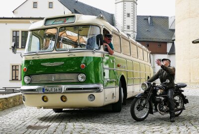 Außergewöhnliche Bus-Tour verbindet vier bekannte Fahrzeug-Museen - Bei der Präsentation war natürlich auch ein historisches Motorrad mit von der Partie. Foto: Andreas Bauer