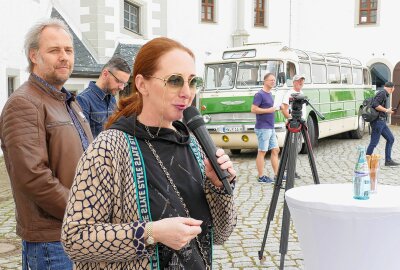Außergewöhnliche Bus-Tour verbindet vier bekannte Fahrzeug-Museen - Geschäftsführerin Patrizia Meyn vom Schloss Augustusburg richtete im Hof von Schloss Wildeck einige Worte an die Gäste. Foto: Andreas Bauer