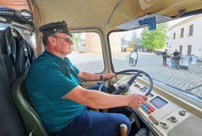 Außergewöhnliche Bus-Tour verbindet vier bekannte Fahrzeug-Museen - Gesteuert wurde der Ikarus von Sven Mischke. Foto: Andreas Bauer