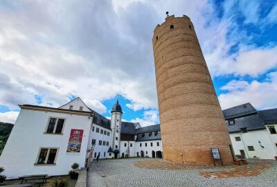 Außergewöhnliche Schlange sorgt im Erzgebirge für Aufsehen - Ziel ist, dass es Zschoopi um den Dicken Heinreich - so heißt der Turm im Schlosshof - herum schafft. Foto: Andreas Bauer