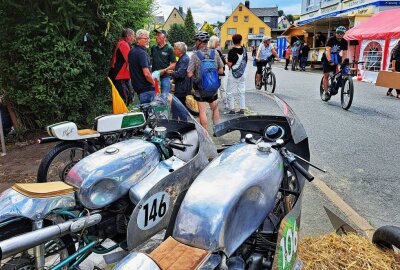 Außergewöhnlicher Festumzug krönt Gelenauer 750-Jahr-Feier - Auch die Motorsport-Tradition des Ortes wurde präsentiert. Foto: Andreas Bauer