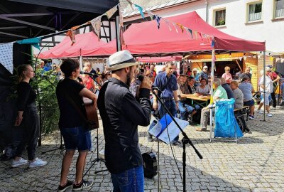 Außergewöhnlicher Festumzug krönt Gelenauer 750-Jahr-Feier - Vielerorts konnten sich Besucher auch über Live-Musik freuen. Foto: Andreas Bauer