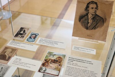 Ausstellung mit zeitgenössischen Lessing-Porträts derzeit im Neuberin-Museum in Reichenbach - Martina Bundszus und Grit Otto zeigen die Ausstellung gerne den Besuchern. Fotos: Simone Zeh