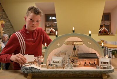 Ausstellung öffnet heute in der Bockscheune - Der elfjährige David Schubert zeigt einen Schwibbogen, den der zusammen mit seinem Großvater Rainer Klemm gefertigt hat. Foto: Ralf Wendland