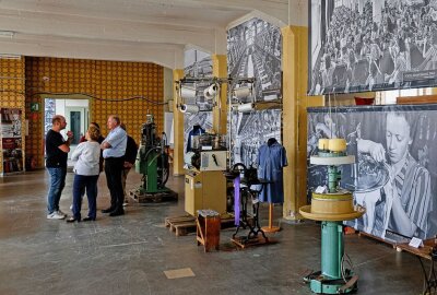 Ausstellung zum 750. Jubiläum von Oberlungwitz wurde eröffnet - Großformatige Fotos zeigen, wie früher in den Fabriken gearbeitet wurde. Foto: Markus Pfeifer