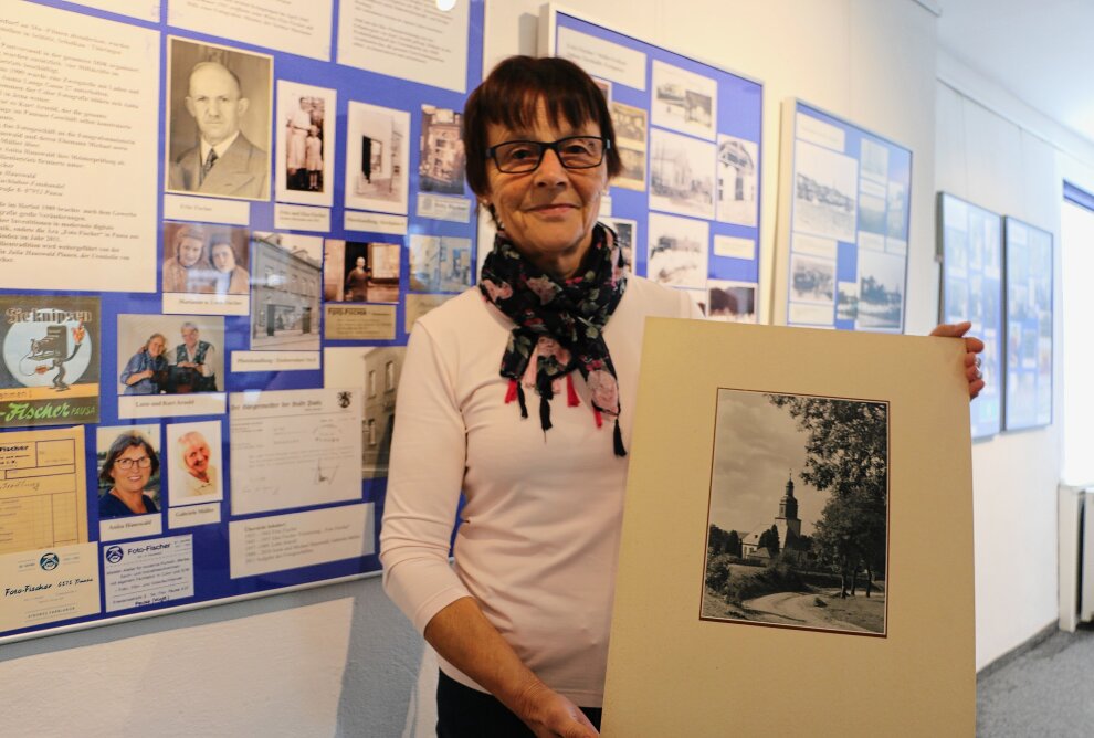 Ausstellungsmacherin gibt Führung durchs Heimateck - Eine Aufnahme der Kirche Ebersgrün zeigt Ute Arnold, die die Ausstellung errichtet hat. Foto: Simone Zeh
