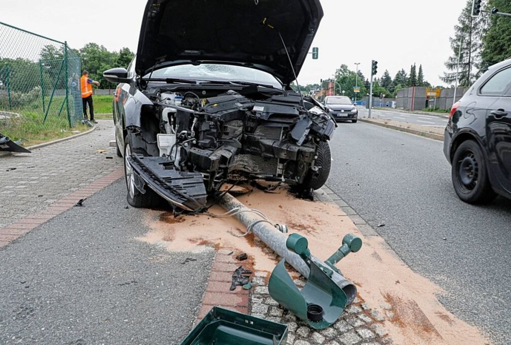 Ausweichmanöver endet im Unfall - Der VW krachte über eine Fußgänger- Mittelinsel und fuhr eine Ampel um. Foto: Jan Härtel