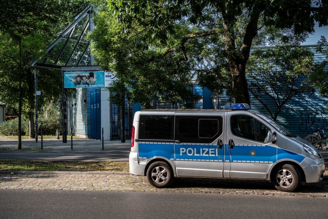 Ausweispflicht in Berliner Freibädern bleibt - Sicherheitsmaßnahme: Ein Polizeifahrzeug steht im vergangenen Sommer vor einem Freibad in Berlin-Neukölln.