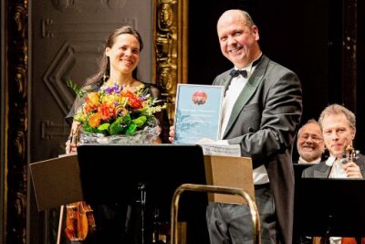 Auszeichnung für die Konzertmeisterin - Florian Merz übergab die Ernennungsurkunde an Almut Seidel.Foto: Käthy Braun