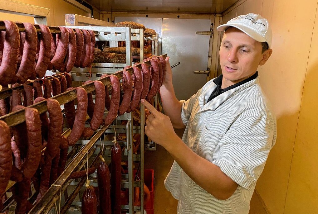 Benny Gränitz vermittelt unter anderem in Grill-Kursen die Wertschätzung für das Handwerk und tierische Lebensmittel. Foto: Steffi Hofman