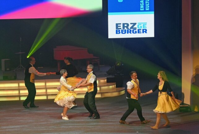Auszeichnungen mit dem "ERZgeBÜRGER" sind gestern verliehen worden - Die Yellow Boogie Dancers Zwönitz haben in der Kategorie "Engagement für Kultur, Sport und Tourismus" den ersten Preis verliehen bekommen und haben mit einer kleine Tanzeinlage das Publikum fasziniert. Foto: Ralf Wendland
