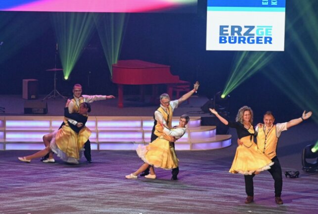 Auszeichnungen mit dem "ERZgeBÜRGER" sind gestern verliehen worden - Die Yellow Boogie Dancers Zwönitz haben in der Kategorie "Engagement für Kultur, Sport und Tourismus" den ersten Preis verliehen bekommen und haben mit einer kleine Tanzeinlage das Publikum fasziniert. Foto: Ralf Wendland
