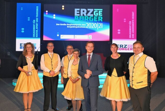 Auszeichnungen mit dem "ERZgeBÜRGER" sind gestern verliehen worden - Vertreter der Yellow Boogie Dancers Zwönitz, die in Kategorie "Engagement für Kultur, Sport und Tourismus" den ersten Preis verliehen bekommen haben, mit Sachsens Ministerpräsident Michael Kretschmer (3.v.li.). Foto: Ralf Wendland