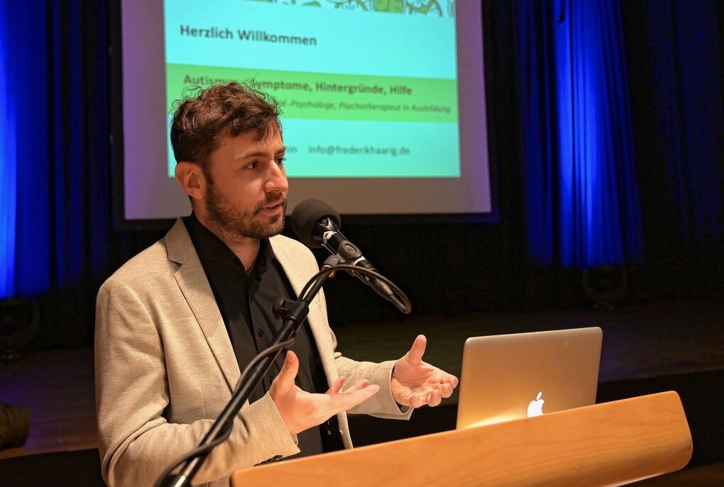 Autismus ist ein relevantes Thema - Dr. Frederik Haarig hat im Kulturzentrum "Goldne Sonne" in Schneeberg einen Vortrag zum Thema Autismus gehalten. Foto: Ralf Wendland