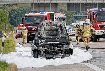 Auto brennt auf A4 aus - Kilometerlanger Stau Richtung Chemnitz - Auf der A4 brennt ein Auto aus. Foto: Roland Halkasch