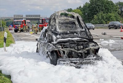 Auto brennt auf A4 aus - Kilometerlanger Stau Richtung Chemnitz - Auf der A4 brennt ein Auto aus. Foto: Roland Halkasch