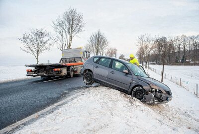 Auto gerät auf Schneewehe ins Schleudern: Kollision mit Baum auf Bundesstraße in Sachsen - Durch eine Schneewehe geriet das Fahrzeug ins Schleudern. Foto: xcitepress