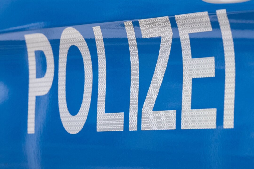 Auto in Seifhennersdorf gestohlen und in Tschechien gestoppt - Der Schriftzug "Polizei" ist auf einem Streifenwagen zu lesen.