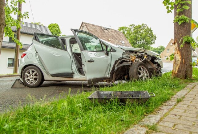 Auto kollidiert frontal mit Baum: Rettungshubschrauber im Einsatz - In Großrückerswalde kollidierte ein Auto frontal mit einem Baum. Foto: André März