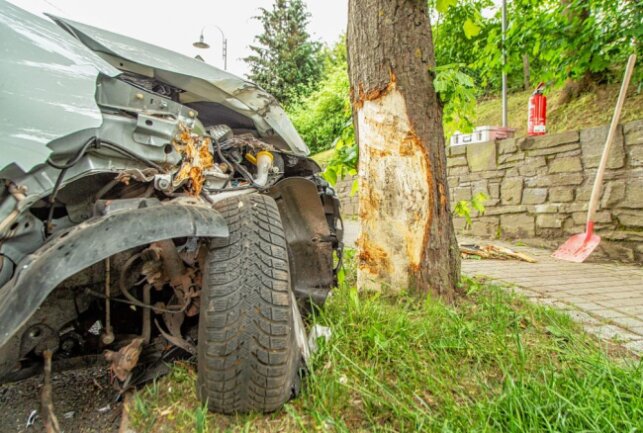 Auto kollidiert frontal mit Baum: Rettungshubschrauber im Einsatz - In Großrückerswalde kollidierte ein Auto frontal mit einem Baum. Foto: André März