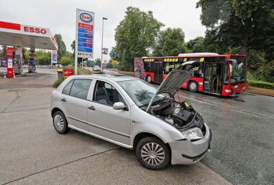 Auto kollidiert mit Linienbus in Glauchau - Der Busfahrer soll die Gefahr bemerkt und daraufhin eine Gefahrenbremsung eingeleitet haben. Foto: Andreas Kretschel 