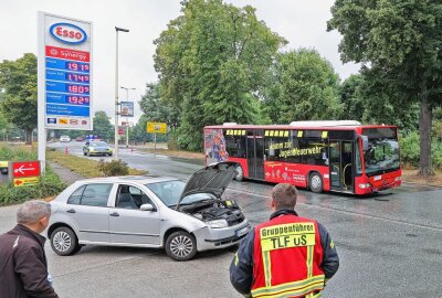Auto kollidiert mit Linienbus in Glauchau - Der Busfahrer soll die Gefahr bemerkt und daraufhin eine Gefahrenbremsung eingeleitet haben. Foto: Andreas Kretschel 