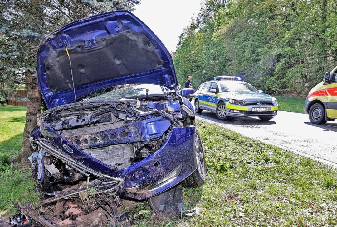 Auto kommt von der Straße ab: Fahrer nach Unfall in Glauchau verletzt - Das Fahrzeug des Unfallfahrers. Foto: Andreas Kretschel