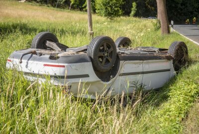 Auto kracht bei Bärenstein in Straßengraben: Fahrer schwer verletzt - Bei Bärenstein ereignete sich ein schwerer Verkehrsunfall. Foto: B&S