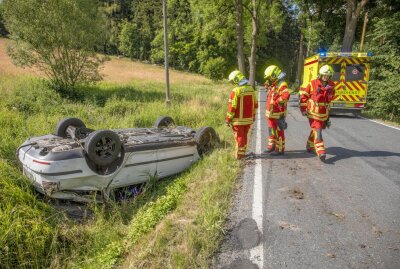 Auto kracht bei Bärenstein in Straßengraben: Fahrer schwer verletzt - Bei Bärenstein ereignete sich ein schwerer Verkehrsunfall. Foto: B&S
