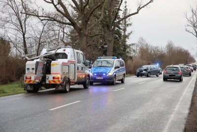 Auto kracht gegen Baum: Fahrerin verletzt - In Leipzig kam ein PKW aus noch ungeklärter Ursache von der Fahrbahn ab. Foto: Christian Grube