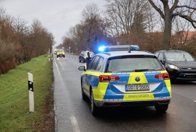 Auto kracht gegen Baum: Fahrerin verletzt - In Leipzig kam ein PKW aus noch ungeklärter Ursache von der Fahrbahn ab. Foto: Christian Grube