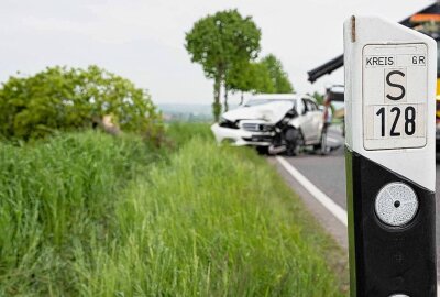 Auto kracht gegen Baum und überschlägt sich: Fahrerin im Krankenhaus - In Kunnersdorf kollidierte ein Auto mit einem Baum und überschlug sich. Foto: xcitepress/Thomas Baier