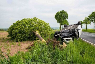 Auto kracht gegen Baum und überschlägt sich: Fahrerin im Krankenhaus - In Kunnersdorf kollidierte ein Auto mit einem Baum und überschlug sich. Foto: xcitepress/Thomas Baier